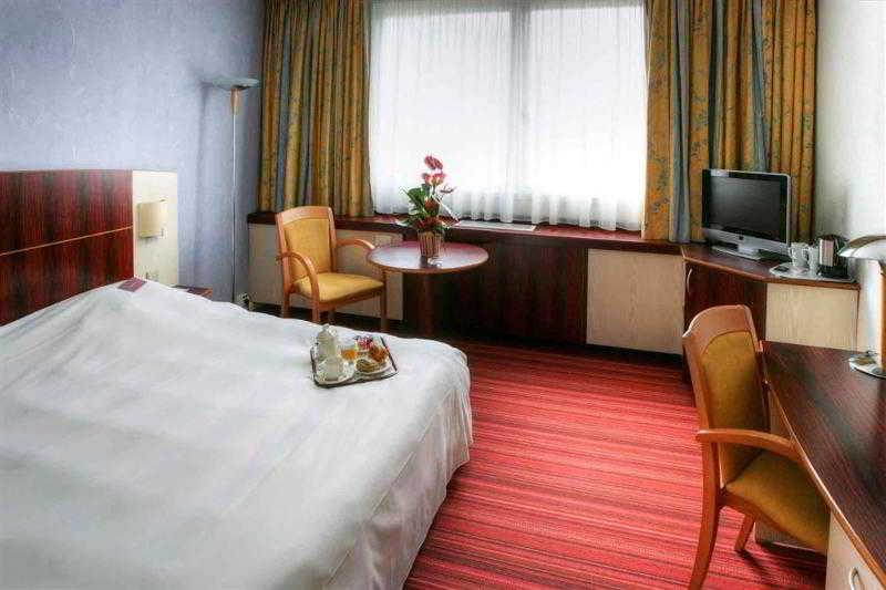 Mercure Besancon Parc Micaud - Hotel & Bar Екстериор снимка